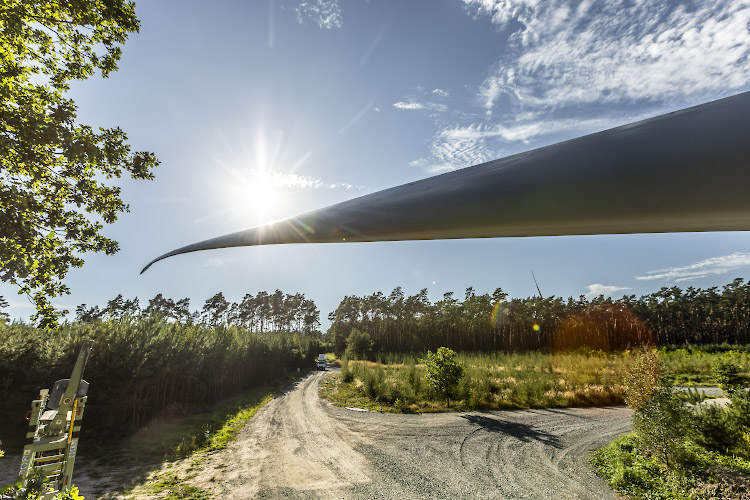 Transport NORDEX Rotorblatt durch Wald zum Windpark Illmersdorf 2023