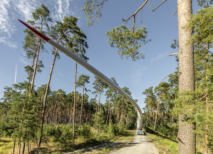 Transport NORDEX Rotorblatt durch Wald zum Windpark Illmersdorf 2023