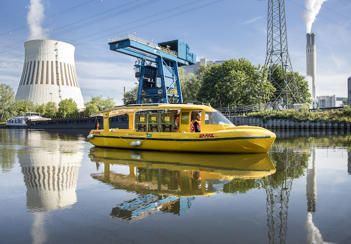 Pilotprojekt Deutsche Post. DHL Solarschiff transportiert Pakete auf Fluss Spree. Berlin 2023