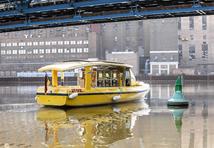 Pilotprojekt Deutsche Post. DHL Solarschiff transportiert Pakete auf Fluss Spree. Berlin 2023