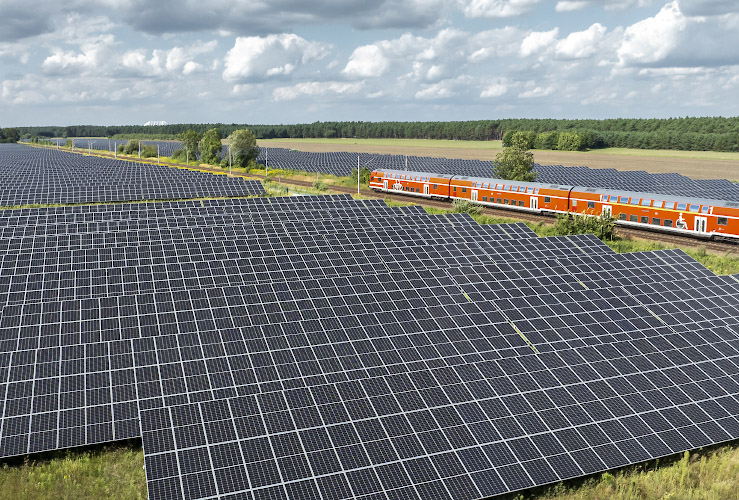 Naturstrom AG und NaturEnergy betreiben Solarpark Lubolz beidseitig der Bahntrasse Sommer 2024