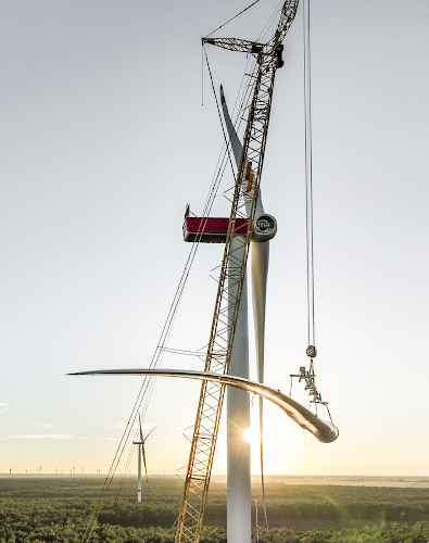 Montage NORDEX Rotorblatt ueber Waldgebiet. Windpark Illmersdorf 2023