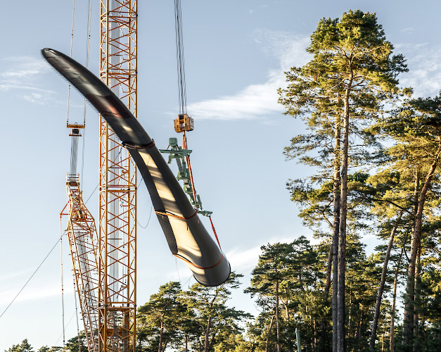 Montage NORDEX Rotorblatt ueber Waldgebiet. Windpark Illmersdorf 2023