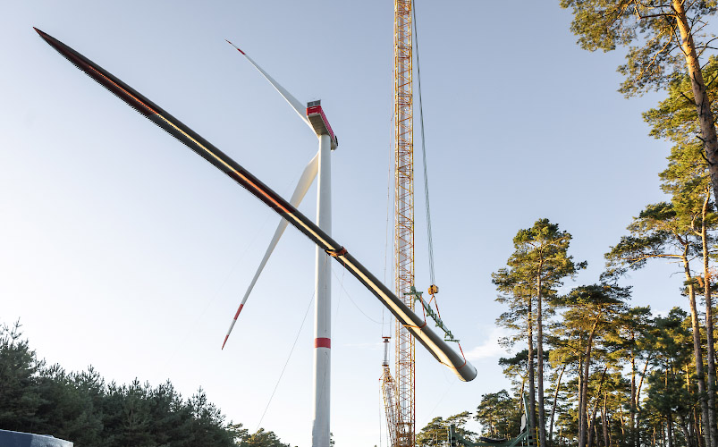 Montage NORDEX Rotorblatt ueber Waldgebiet. Windpark Illmersdorf 2023