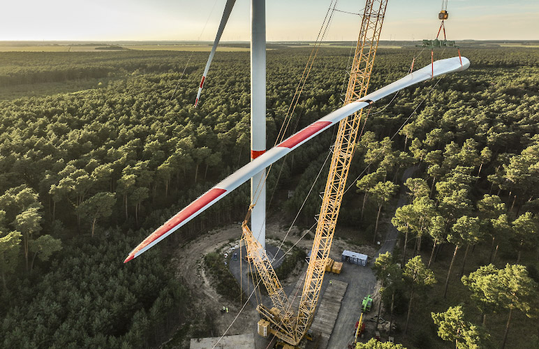 Montage NORDEX Rotorblatt ueber Waldgebiet. Windpark Illmersdorf 2023