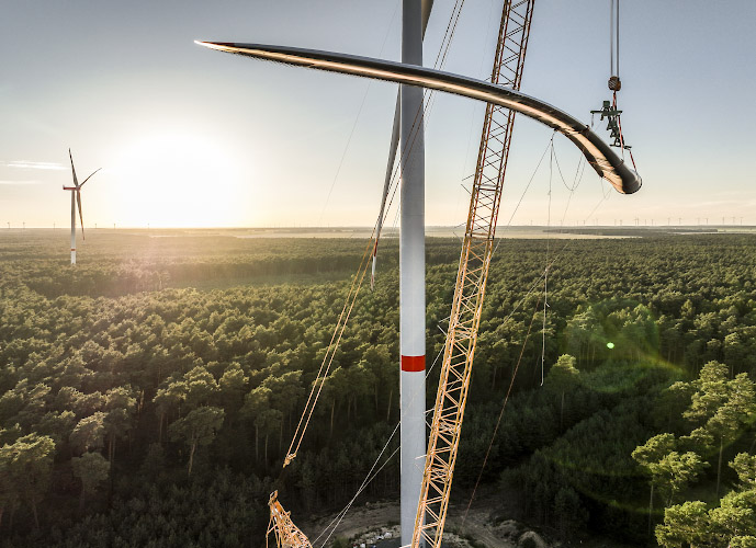 Montage NORDEX Rotorblatt ueber Waldgebiet. Windpark Illmersdorf 2023