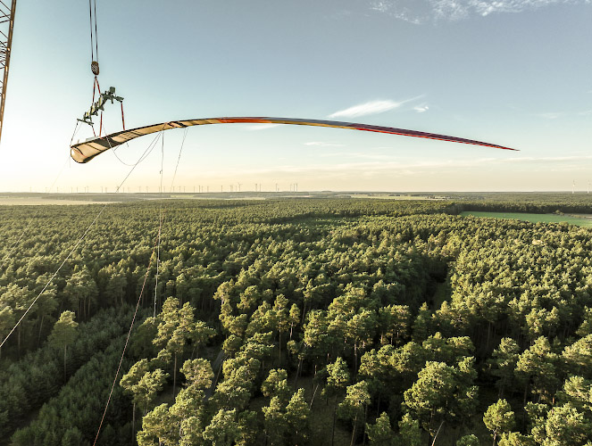 Montage NORDEX Rotorblatt ueber Waldgebiet. Windpark Illmersdorf 2023