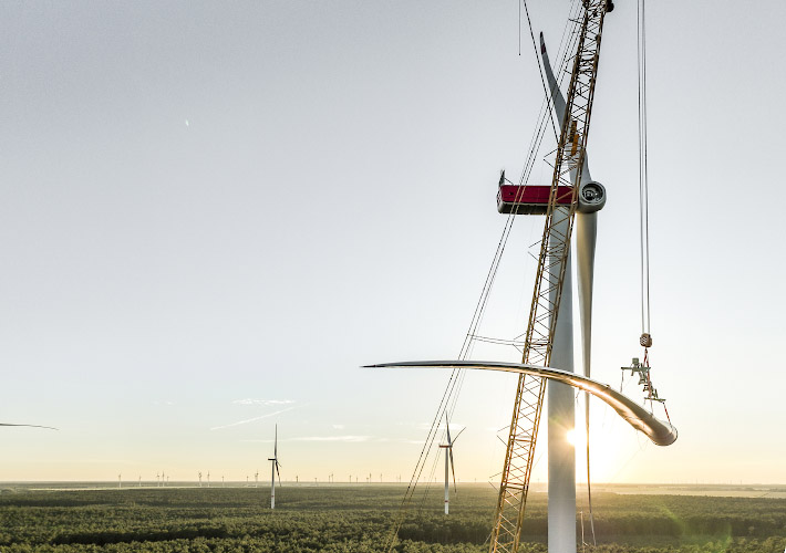 Montage NORDEX Rotorblatt ueber Waldgebiet. Windpark Illmersdorf 2023