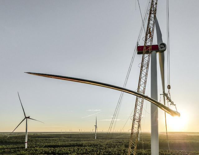 Montage NORDEX Rotorblatt ueber Waldgebiet. Windpark Illmersdorf 2023