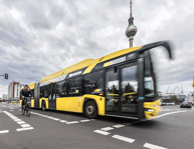 Metrolinie 200 als elektrisch angetriebener Gelenkbus. Berlin 2024