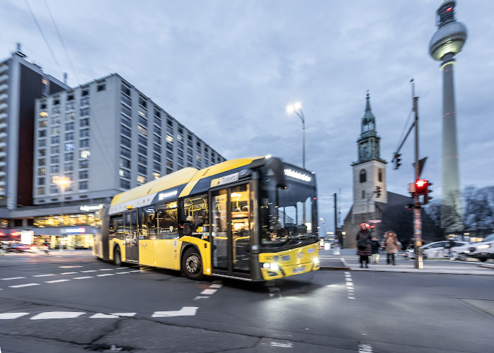 BVG Metrolinie 200 als elektrisch angetriebener Gelenkbus. Berlin 2024