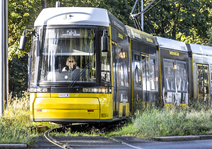 BVG Fahrerin lenkt Straßenbahn am Wendekreis. Berlin. Deutschland 2024