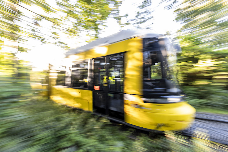 BVG Fahrerin lenkt Straßenbahn am Wendekreis. Berlin. Deutschland 2024