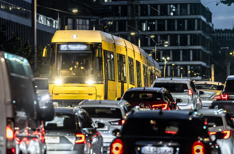 BVG Straßenbahn, Linie MetroTram M5 auf Invalidenstrasse. Berlin Deutschland 2024