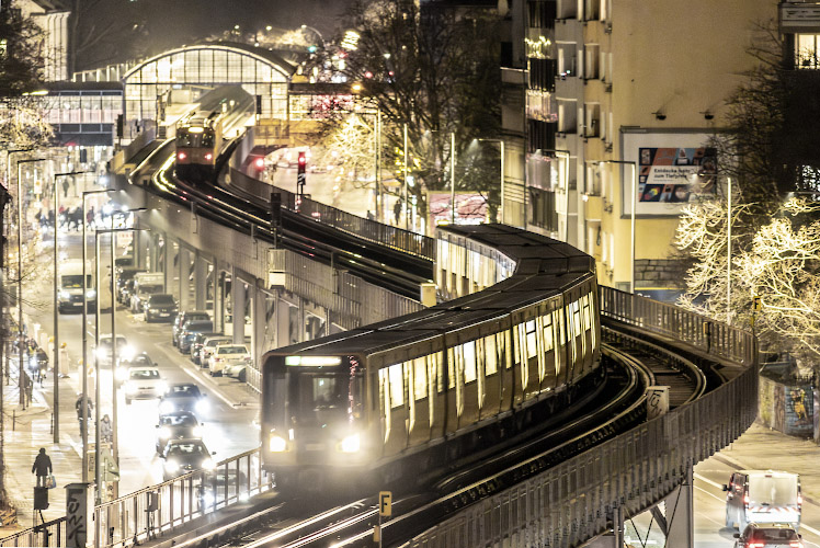 BVG U-Bahn als Hochbahn vor Bahnhof Prinzenstraße. Berlin Deutschland 2024