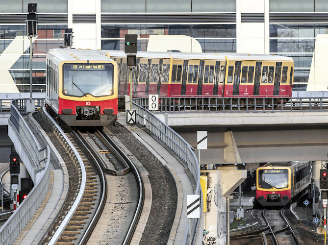 BVG und Deutsche Bahn betreiben S-Bahn am Bahnhof Ostkreuz. Berlin Deutschland 2024