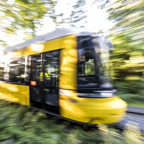 BVG Fahrerin lenkt Straßenbahn am Wendekreis. Berlin. Deutschland 2024