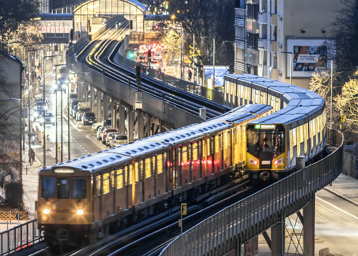 BVG U-Bahn als Hochbahn vor Bahnhof Prinzenstraße. Berlin Deutschland 2024
