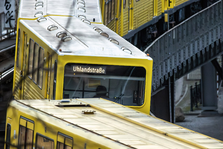 BVG U-Bahn als Hochbahn vor Bahnhof Prinzenstraße. Berlin Deutschland 2024