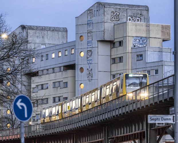 BVG U-Bahn als Hochbahn über Gitschiner Strasse. Berlin Deutschland 2024