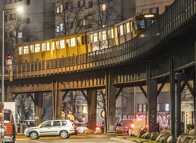 BVG U-Bahn als Hochbahn über Gitschiner Strasse. Berlin Deutschland 2024