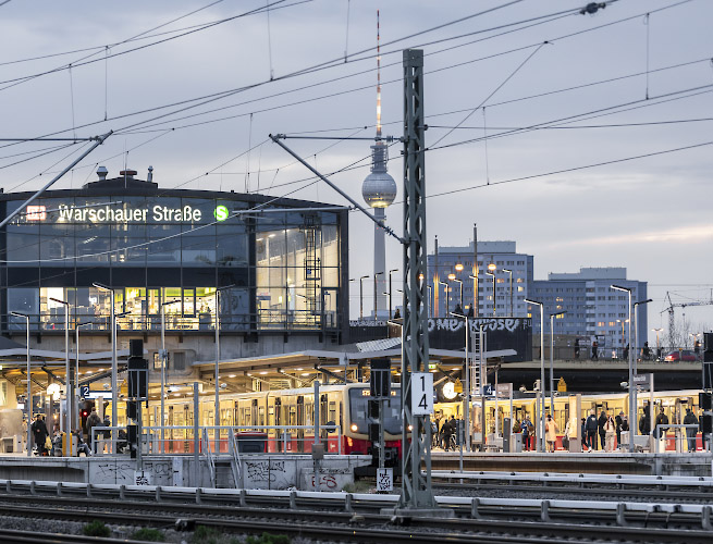 BVG und Deutsche Bahn betreiben S-Bahn am Bahnhof Warschauer Straße. Berlin Deutschland 2024