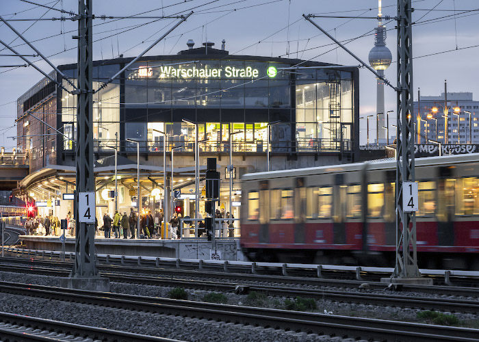 BVG und Deutsche Bahn betreiben S-Bahn am Bahnhof Warschauer Strasse. Berlin Deutschland 2024