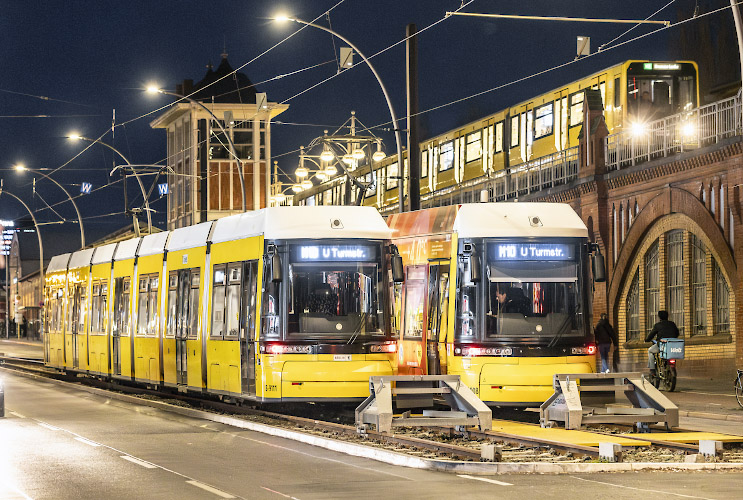 BVG Straßenbahn Linie MetroTram M10 an Endhaltestelle Warschauer Straße. Berlin Deutschland 2024