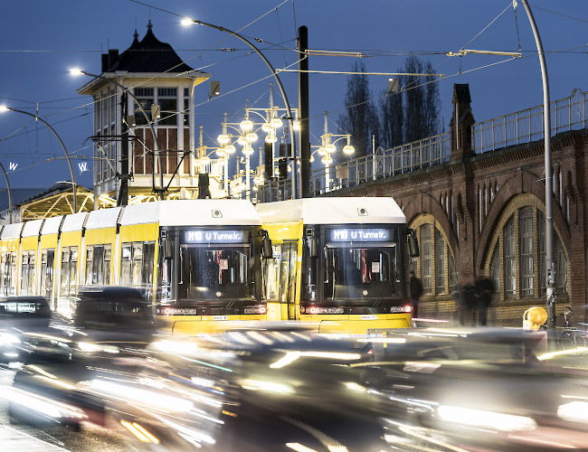BVG Straßenbahn Linie MetroTram M10 an Endhaltestelle Warschauer Straße. Berlin Deutschland 2024