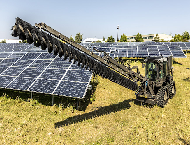 Routine-Reinigung der Solarmodule in Enerparc Solarpark durch modifiziertes Fahrzeug mit Waschbürste. Trollenhagen, Deutschland Sommer 2024