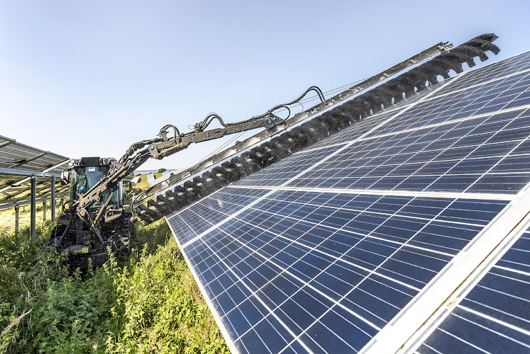 Routine-Reinigung der Solarmodule in Enerparc Solarpark durch modifiziertes Fahrzeug mit Waschbürste. Trollenhagen, Deutschland Sommer 2024