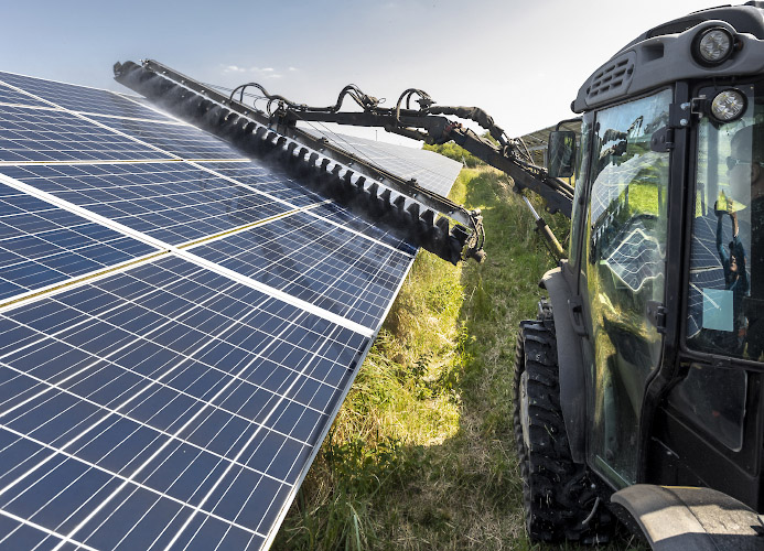 Routine-Reinigung der Solarmodule in Enerparc Solarpark durch modifiziertes Fahrzeug mit Waschbürste. Trollenhagen, Deutschland Sommer 2024