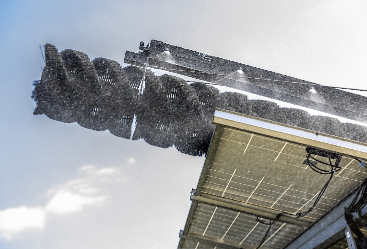 Routine-Reinigung der Solarmodule in Enerparc Solarpark durch modifiziertes Fahrzeug mit Waschbürste. Trollenhagen, Deutschland Sommer 2024