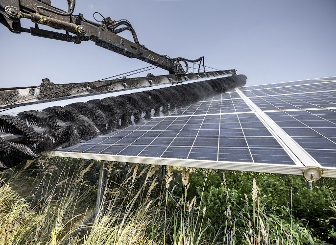 Routine-Reinigung der Solarmodule in Enerparc Solarpark durch modifiziertes Fahrzeug mit Waschbürste. Trollenhagen, Deutschland Sommer 2024