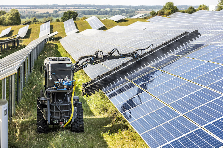 Routine-Reinigung der Solarmodule in Enerparc Solarpark durch modifiziertes Fahrzeug mit Waschbürste. Trollenhagen, Deutschland Sommer 2024