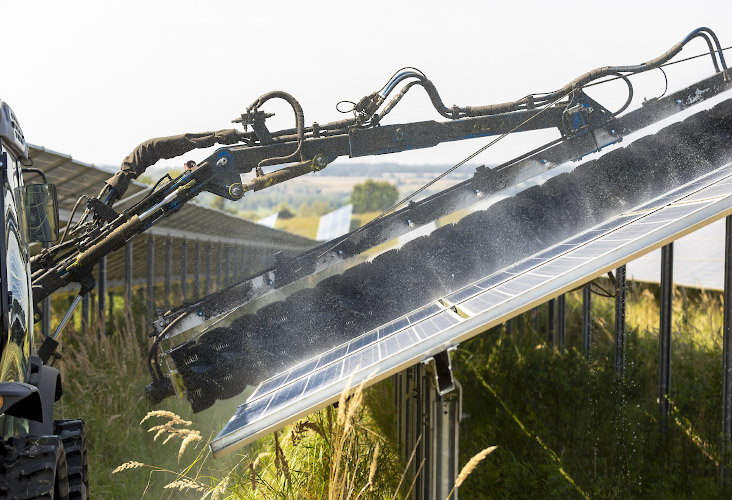 Routine-Reinigung der Solarmodule in Enerparc Solarpark durch modifiziertes Fahrzeug mit Waschbürste. Trollenhagen, Deutschland Sommer 2024