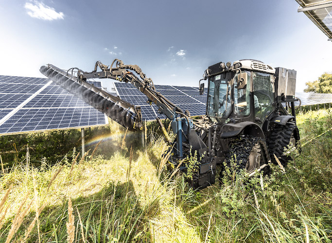 Routine-Reinigung der Solarmodule in Enerparc Solarpark durch modifiziertes Fahrzeug mit Waschbürste. Trollenhagen, Deutschland Sommer 2024