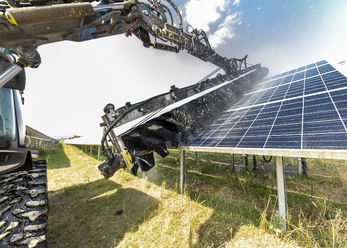Routine-Reinigung der Solarmodule in Enerparc Solarpark durch modifiziertes Fahrzeug mit Waschbürste. Trollenhagen, Deutschland Sommer 2024
