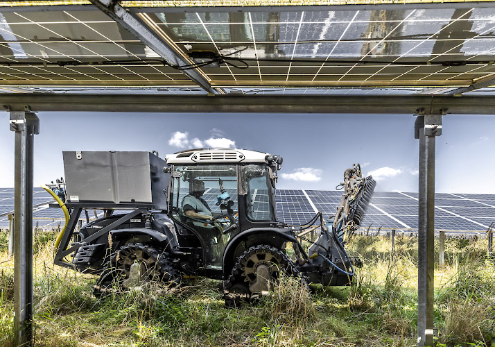 Routine-Reinigung der Solarmodule in Enerparc Solarpark durch modifiziertes Fahrzeug mit Waschbürste. Trollenhagen, Deutschland Sommer 2024