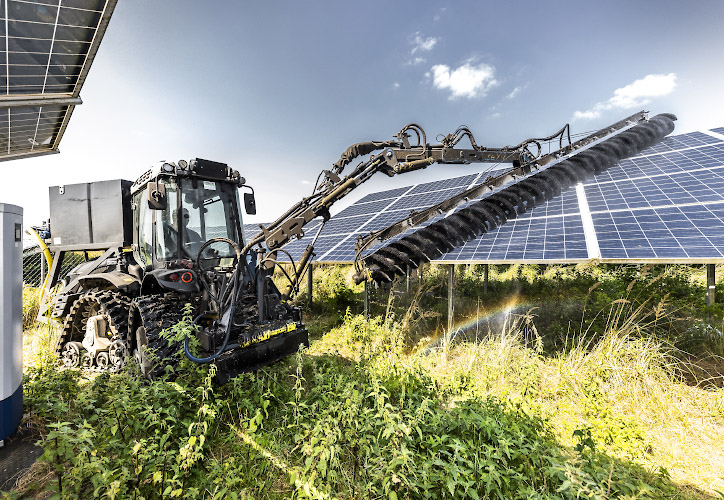 Routine-Reinigung der Solarmodule in Enerparc Solarpark durch modifiziertes Fahrzeug mit Waschbürste. Trollenhagen, Deutschland Sommer 2024