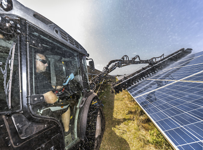 Routine-Reinigung der Solarmodule in Enerparc Solarpark durch modifiziertes Fahrzeug mit Waschbürste. Trollenhagen, Deutschland Sommer 2024