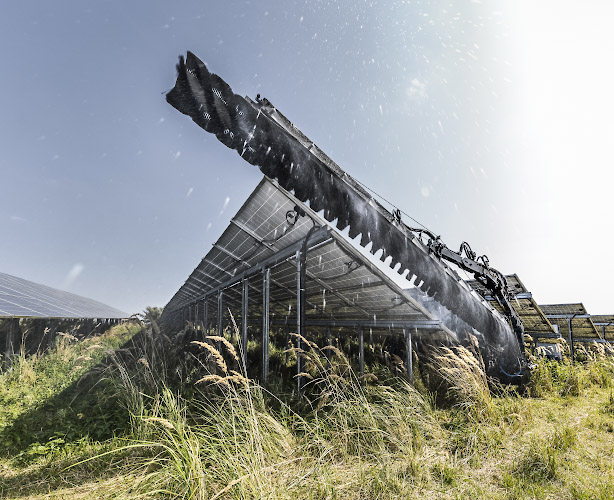 Routine-Reinigung der Solarmodule in Enerparc Solarpark durch modifiziertes Fahrzeug mit Waschbürste. Trollenhagen, Deutschland Sommer 2024