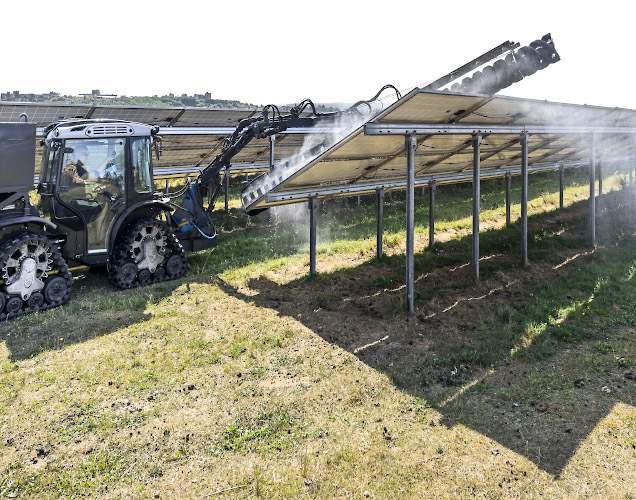 Routine-Reinigung der Solarmodule in Enerparc Solarpark durch modifiziertes Fahrzeug mit Waschbürste. Trollenhagen, Deutschland Sommer 2024