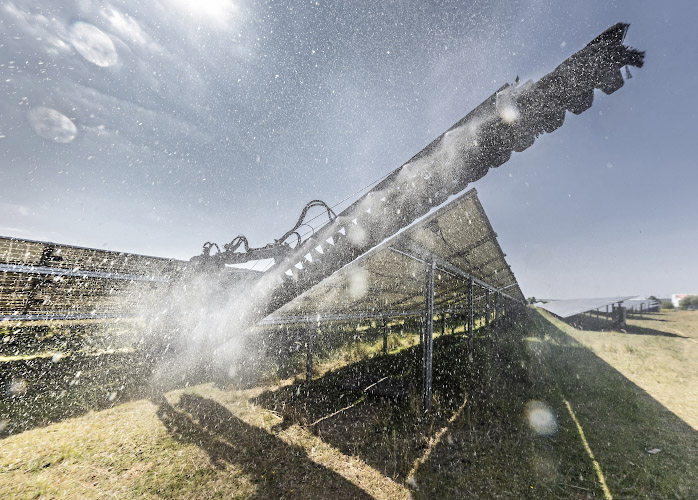 Routine-Reinigung der Solarmodule in Enerparc Solarpark durch modifiziertes Fahrzeug mit Waschbürste. Trollenhagen, Deutschland Sommer 2024
