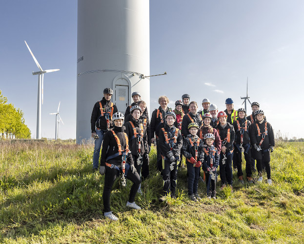 Besuch im offenen Maschinenhaus einer Enercon E82 Windkraftanlage, um Vortrag zu lauschen. Gross Schwiessow 2024