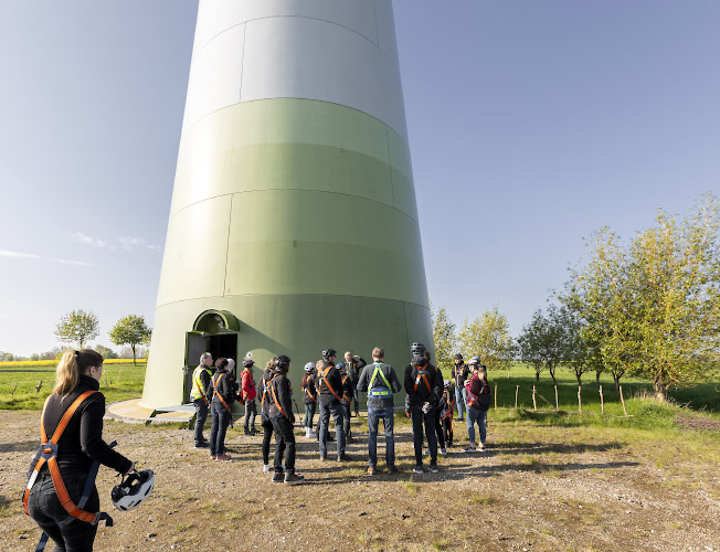 Besuch im offenen Maschinenhaus einer Enercon E82 Windkraftanlage, um Vortrag zu lauschen. Gross Schwiessow 2024