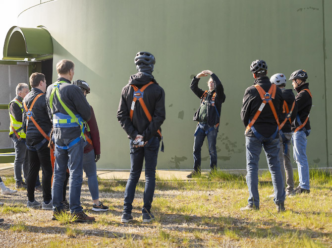 Besuch im offenen Maschinenhaus einer Enercon E82 Windkraftanlage, um Vortrag zu lauschen. Gross Schwiessow 2024