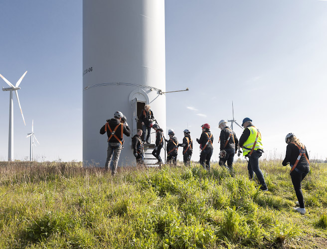 Besuch im offenen Maschinenhaus einer Enercon E82 Windkraftanlage, um Vortrag zu lauschen. Gross Schwiessow 2024