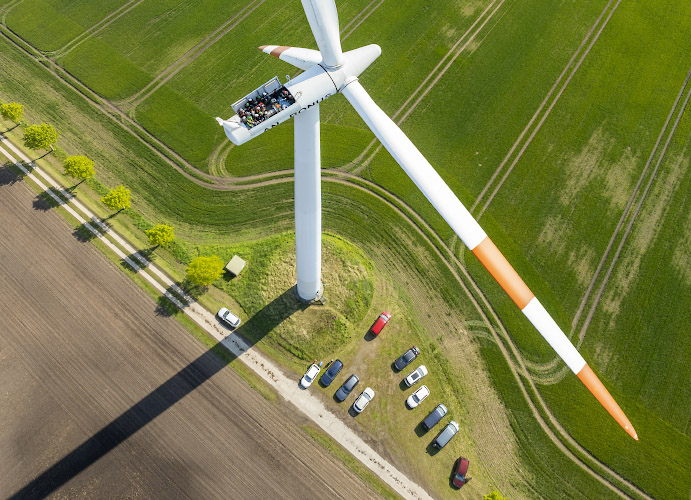 Besuch im offenen Maschinenhaus einer Enercon E82 Windkraftanlage, um Vortrag zu lauschen. Gross Schwiessow 2024