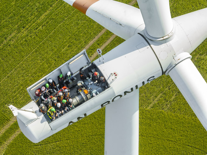 Besuch im offenen Maschinenhaus einer Enercon E82 Windkraftanlage, um Vortrag zu lauschen. Gross Schwiessow 2024